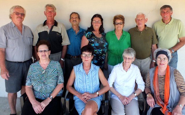 Gansbaai Pistoolskietklublede wat met ‘n geselligheid ontspan het, met voor vlnr Kathy Hammond, Corinne De Wet, Adri Wessels en Madaloen le Roux. Agter vlnr is Gideon Hattingh, Frans De Wet, Alec Kitley, Yvonne Hattingh (Kuiergas), Trudie White (Kuiergas), Jack White en Andy Hammond.